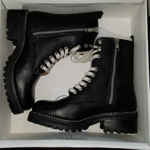 NEW STEVE MADDEN LACE UP BOOTS